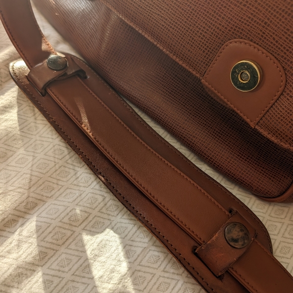 Huntington World Shoulder Bag - Picture 14 of 15